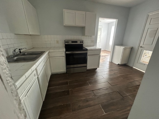 Building Photo - 1602 Wambolt St Rental