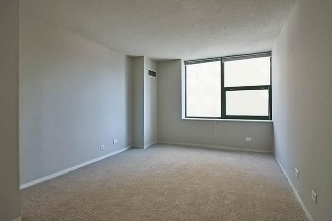 Photo - 72 W Huron St