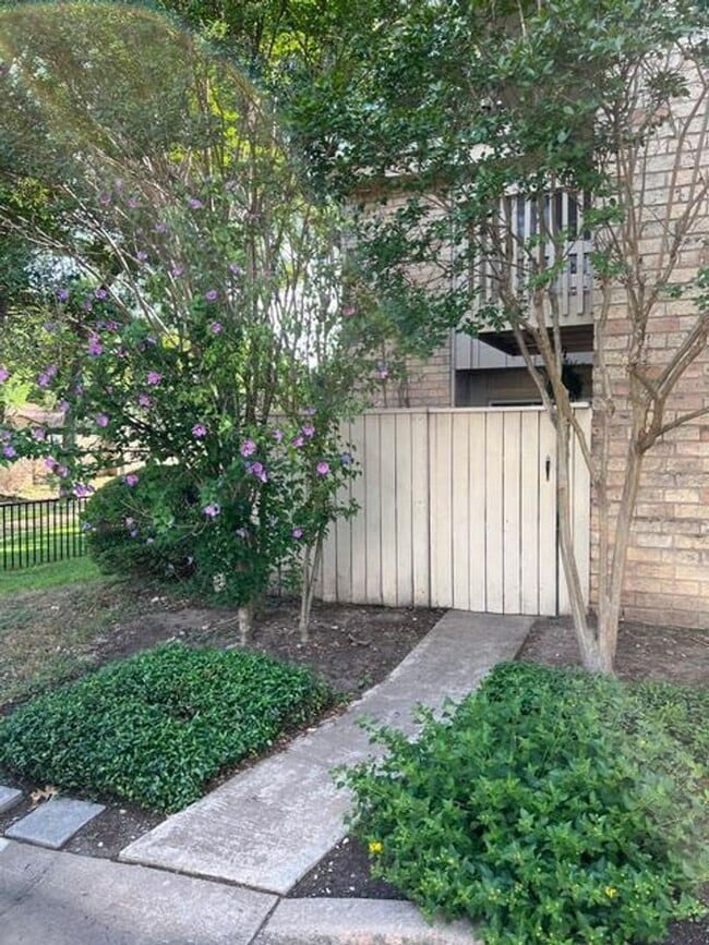 Building Photo - Arbor Village Condominium / Beautiful Update Unit / Refrigerator, Washer & Dryer included