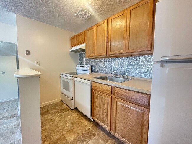 Photo - 173 Loudon Rd Unidad Apt 411