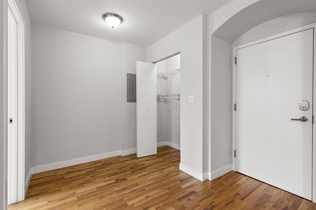Photo - 7451 N Greenview Ave