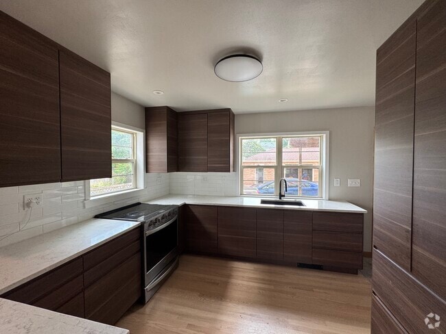Building Photo - 1207 Jenifer St Unit #1 - First Floor Rental