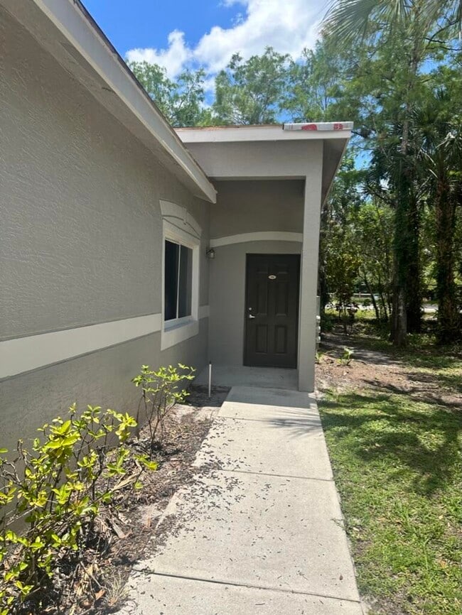 Building Photo - 220 Crestwood Cir