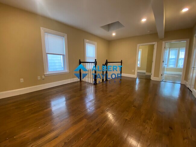 Photo - 1568 Tremont St