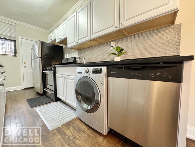 Building Photo - 727 W Roscoe St