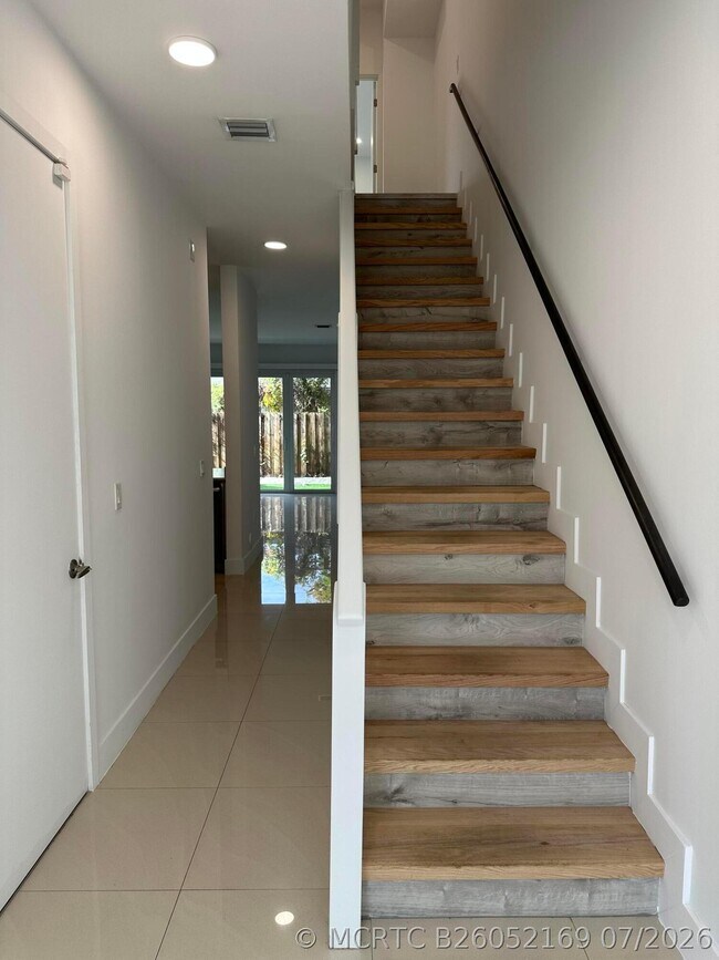 Photo - 815 NE 17th Ave