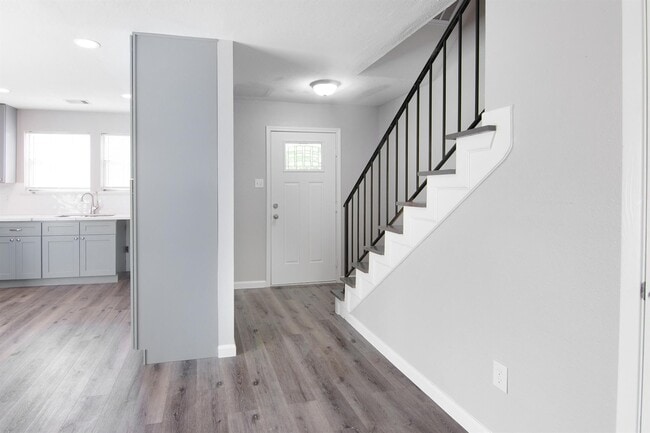 Building Photo - 23710 Farm Hill Dr