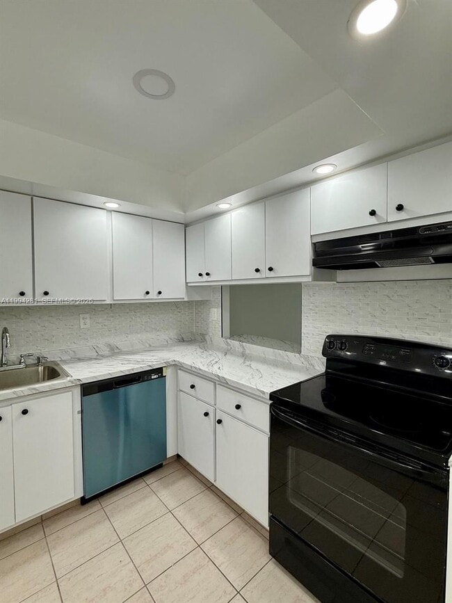 Building Photo - 800 Parkview Dr Unit 217