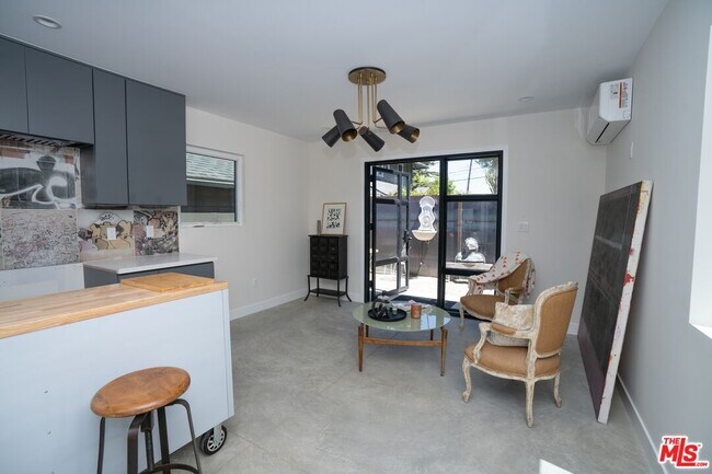 Photo - 1365-1364 Maltman Ave
