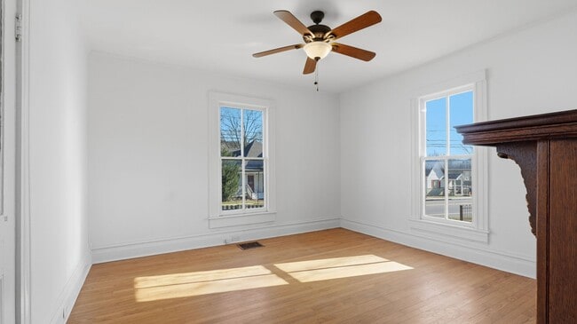 Photo - Saint Elmo Adorable home!