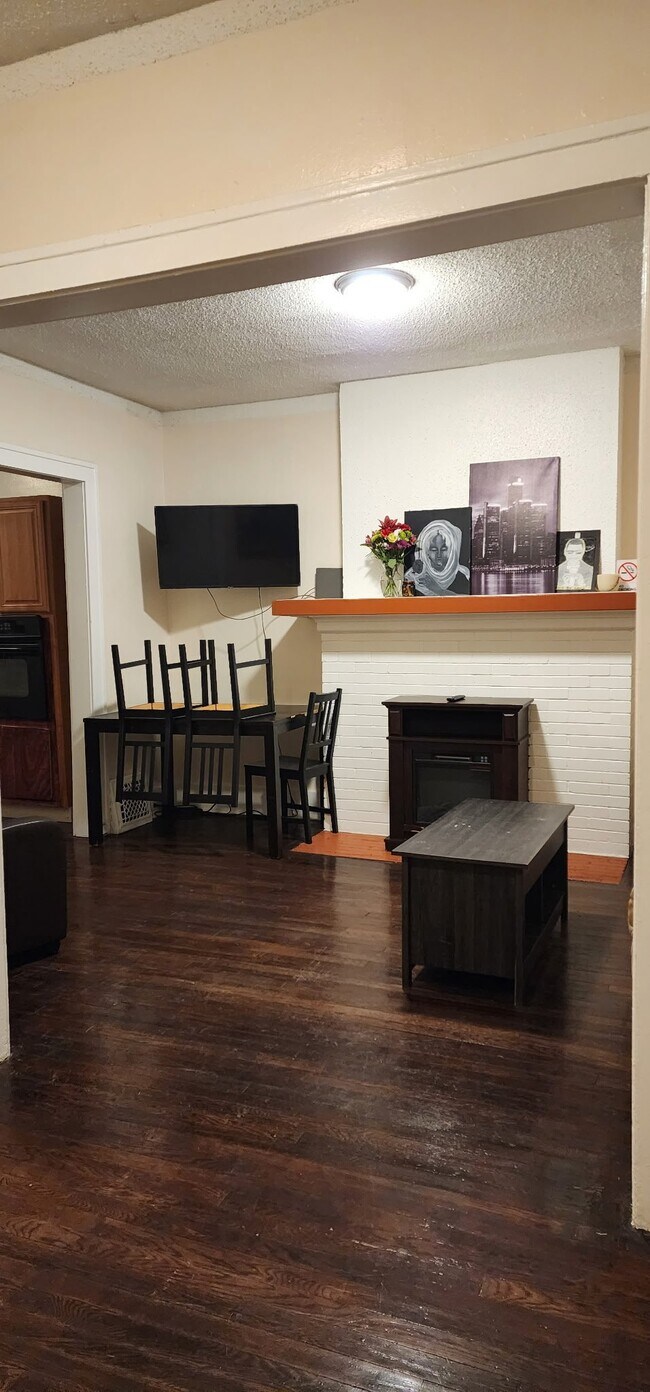 Photo - 8410 Brush St