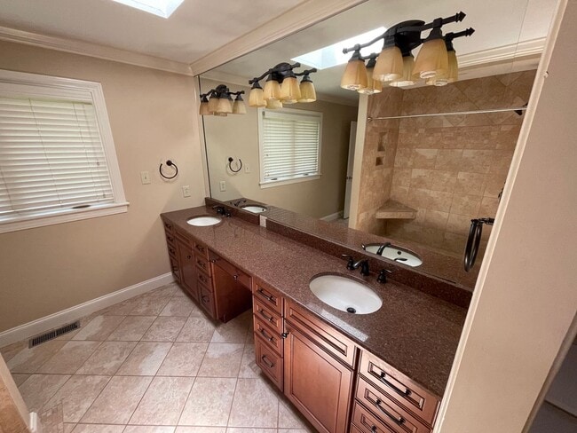 Photo - Elegant 4bd/3ba Home with Fenced-in Backyard