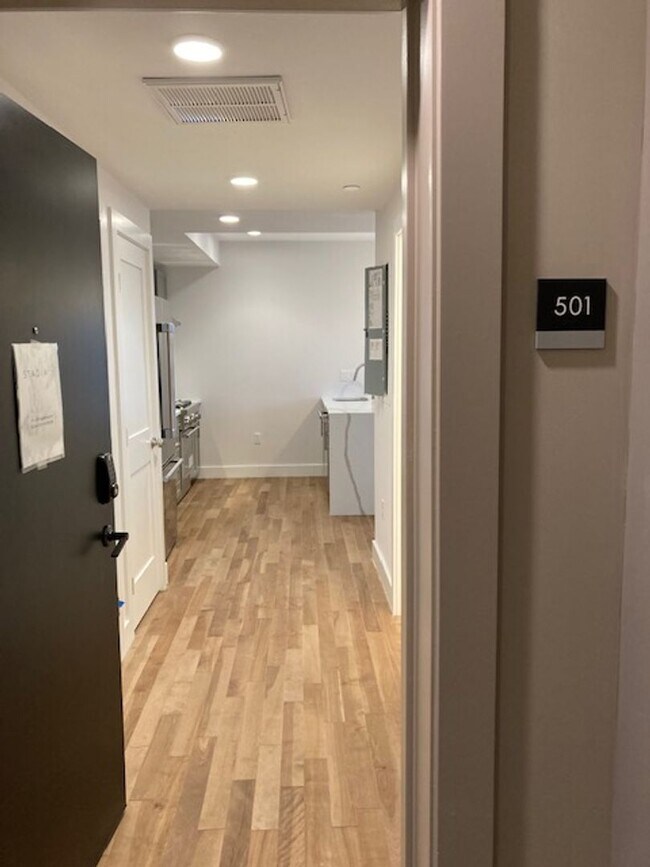 Photo - 2BR 2Bth unit. Great location! Easy access to Mass Pike. Laundry IN UNIT!