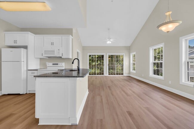 Photo - Beautifully renovated condo offering 3 Bed...