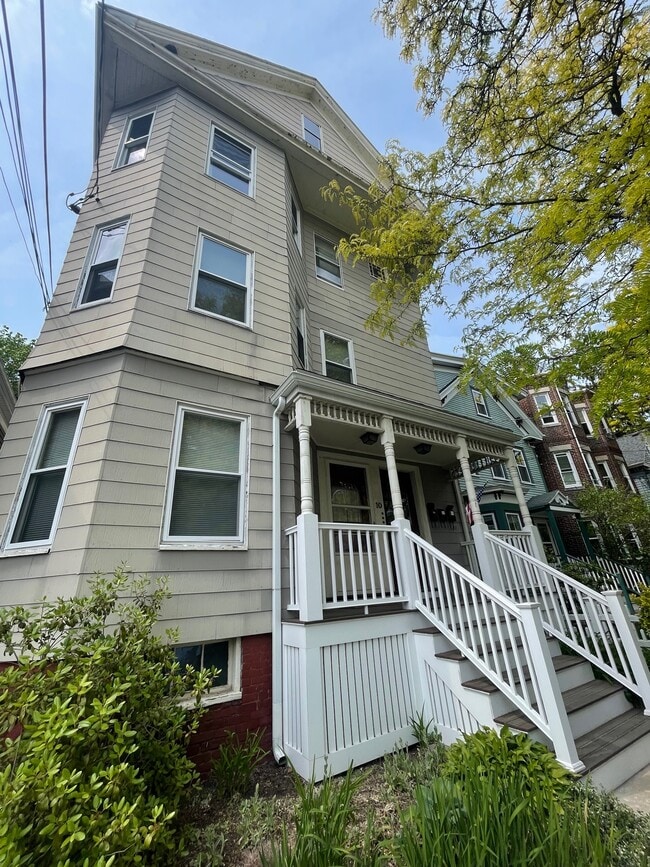 Building Photo - 10 Chandler St Unit 2