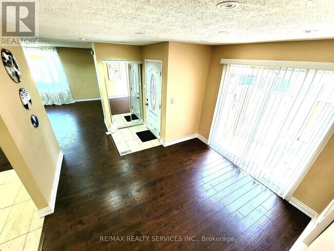 Photo - 9 Bruce Beer Dr