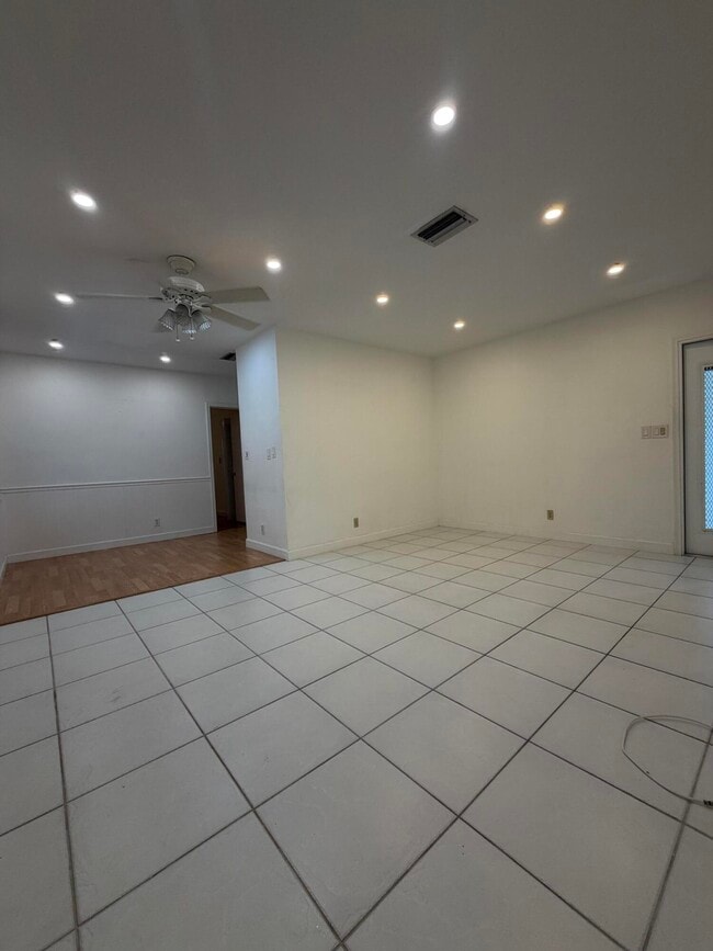 Building Photo - 1300 N 17th Ave Unit 206