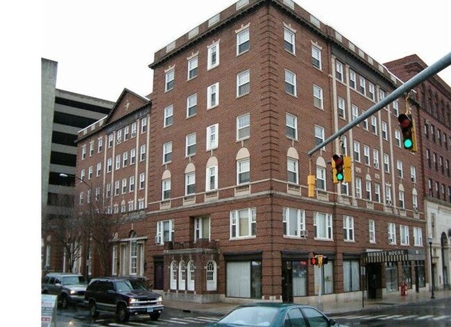 Building Photo - 67 W Main St Unit #67