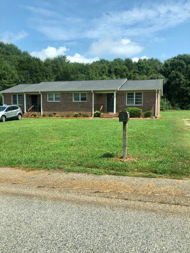 Front - 108 Hunter Dr