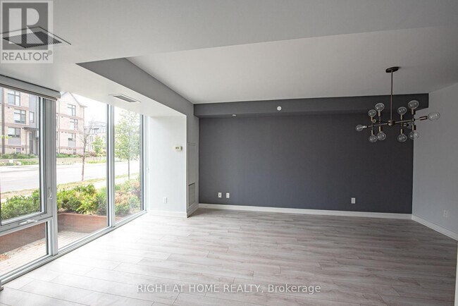Photo - 118 Varna Dr
