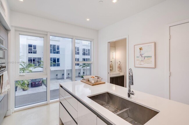 455 NE 39th St Unit 203