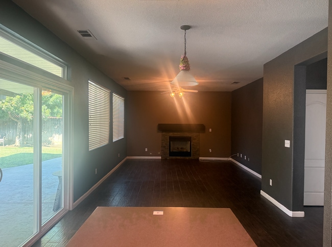 Family Room - 958 Ryan Ave