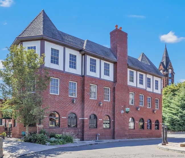 Building Photo - 93 N Main St Rental