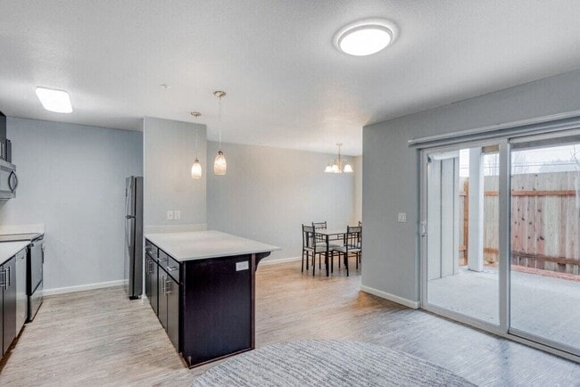 Photo - Queen Court Apartments