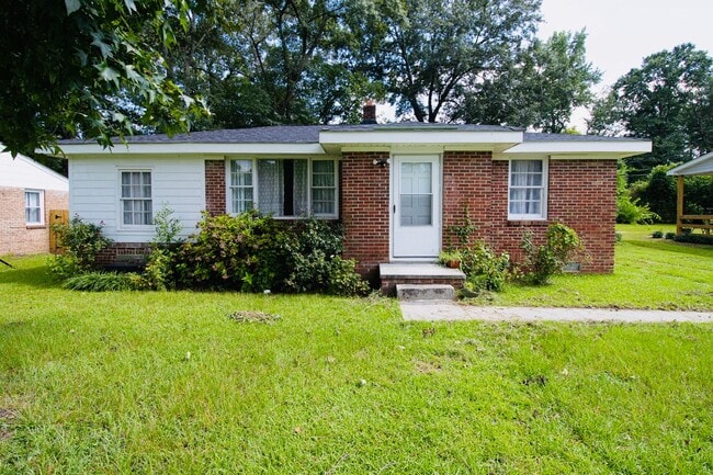 3 Bedroom, 1 Bathroom Charmer in Cayce - A... - 3 Bedroom, 1 Bathroom Charmer in Cayce - A... House