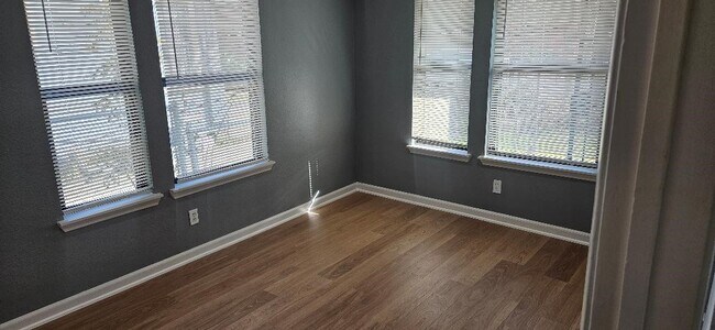 Photo - 7011 Hillsboro St