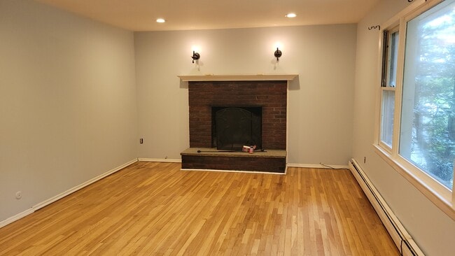 Building Photo - 2214 Halsey St Unit 2214 Halsey St #1