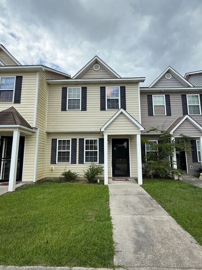 Building Photo - Beautiful 2 bedroom, 2.5 bath Townhouse