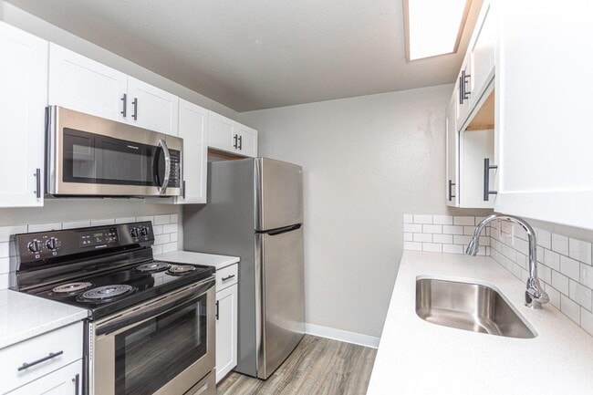 Building Photo - Central Pointe