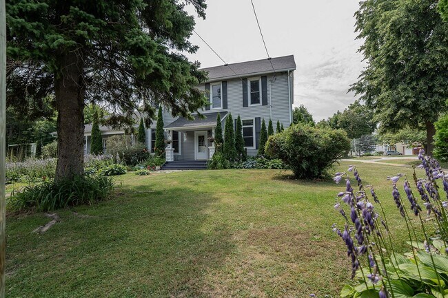 Photo - 103 Bruce St S