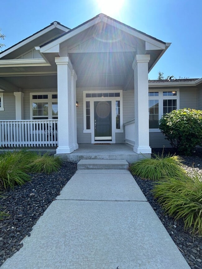 Building Photo - Impressive Home w/ 6 Bedrooms, Full Finish...