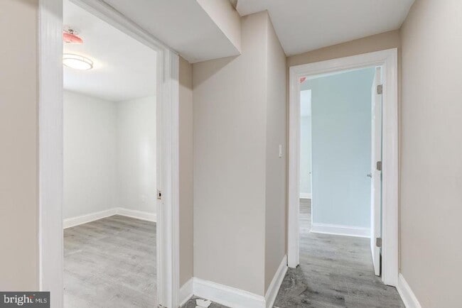 Building Photo - 610 E 9th St Rental