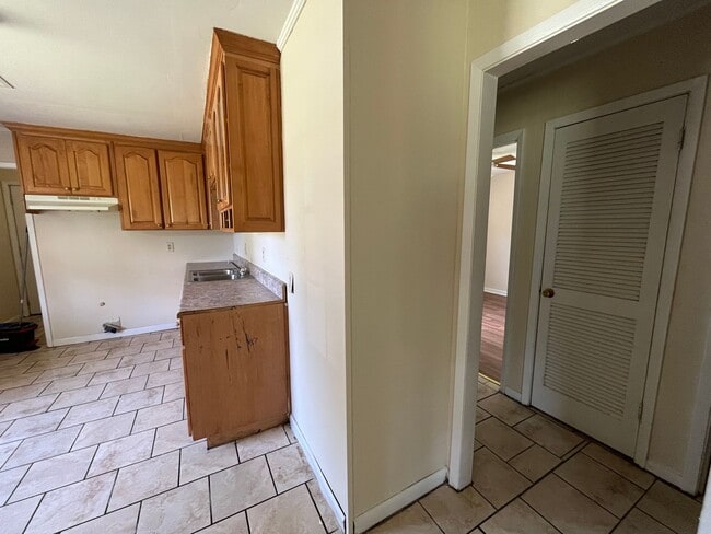 Photo - 10 Glenda Dr Unit Apt B