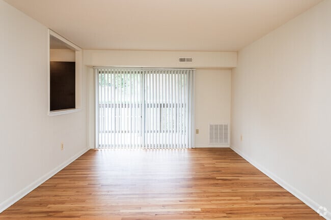 2BR, 1BA - 798SF - Living Room
