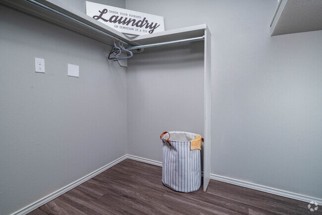 1BR, 1BA - 707SF Closet