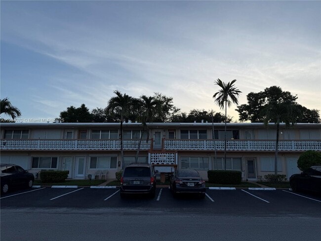 Building Photo - 815 SW 10th Terrace Unit 15V