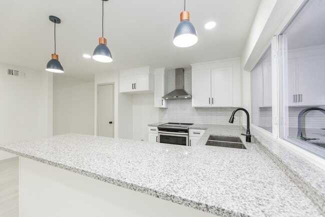 Building Photo - 7115 Falling Waters Dr