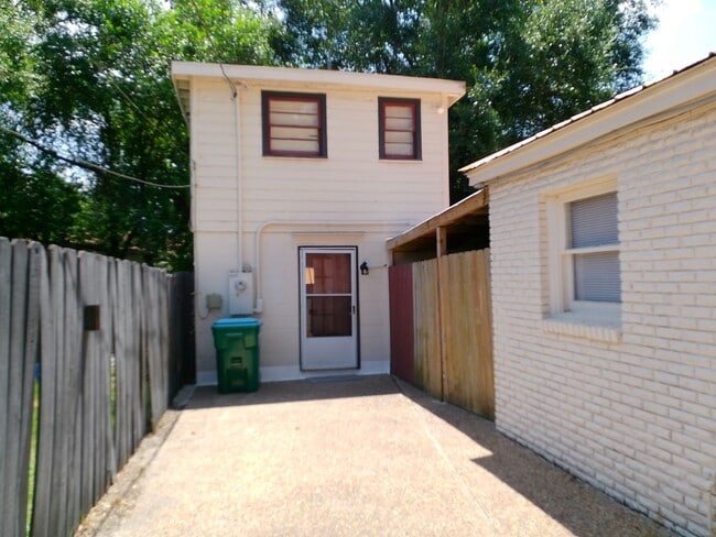 Building Photo - 1 Bedroom Newly Renovated Apartment Move-In Ready