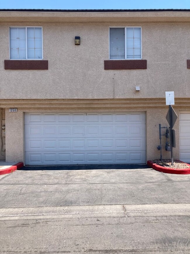 Photo - Townhouse 3 bedroom 2.5 bath 2 car garage