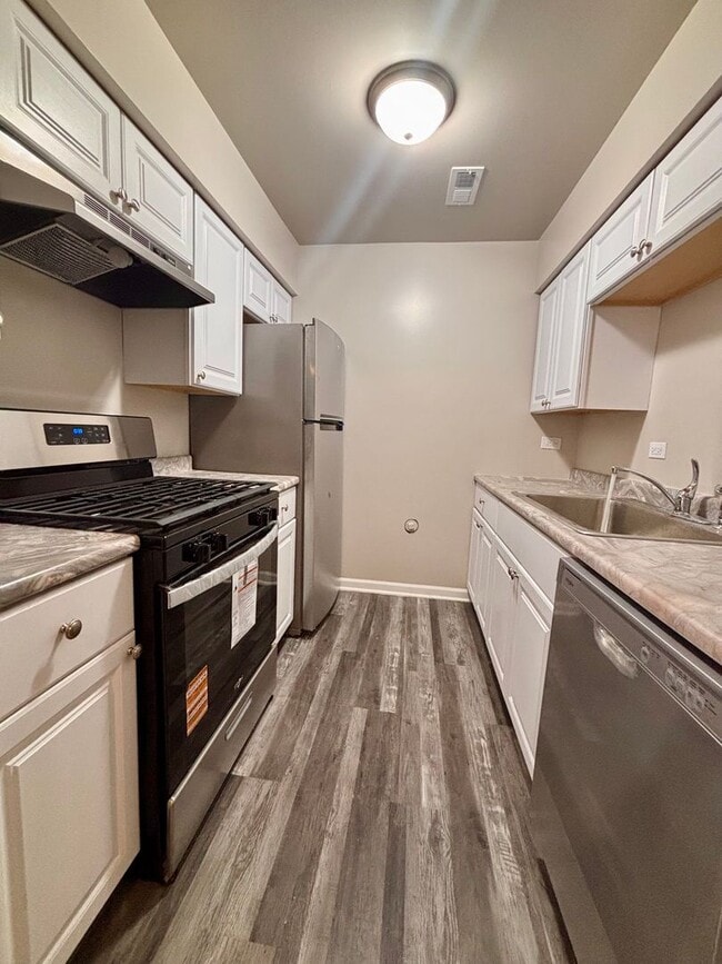 Building Photo - Red Tail Apartments Unit 1315-101