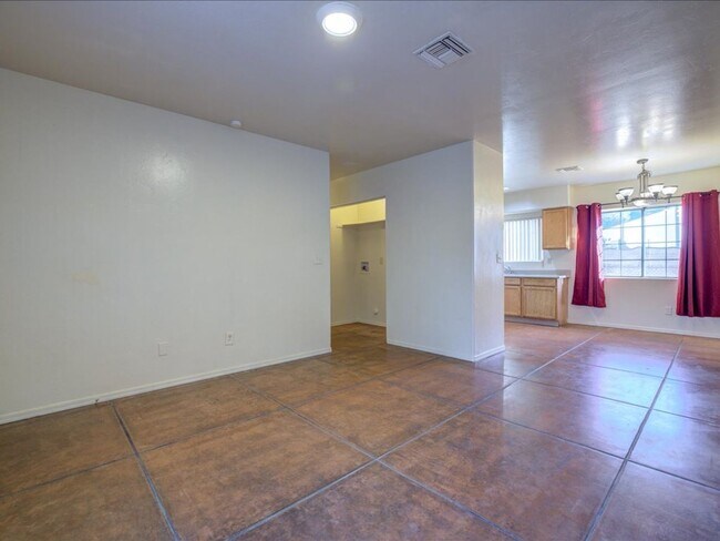 Photo - 3 Bedroom 2 Bathroom Near UofA!