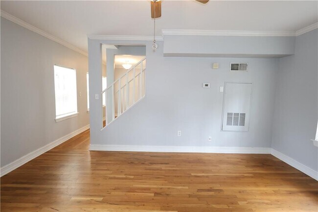 Photo - 285 Oxford Pl NE