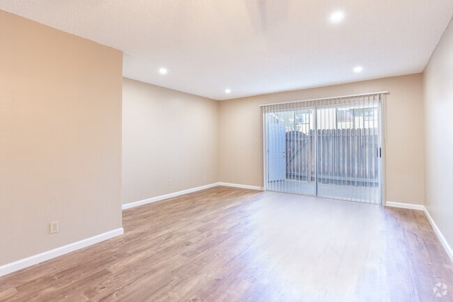 2BR, 1.5BA - 1000SF - Royal Garden Apartments