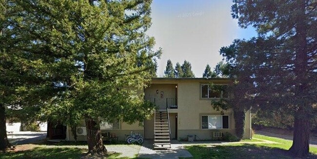 Building Photo - 2 Bedroom 2 Bath Upstairs Unit D