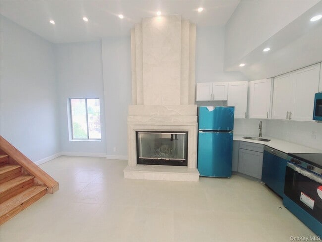 Photo - 67-39 Clyde St