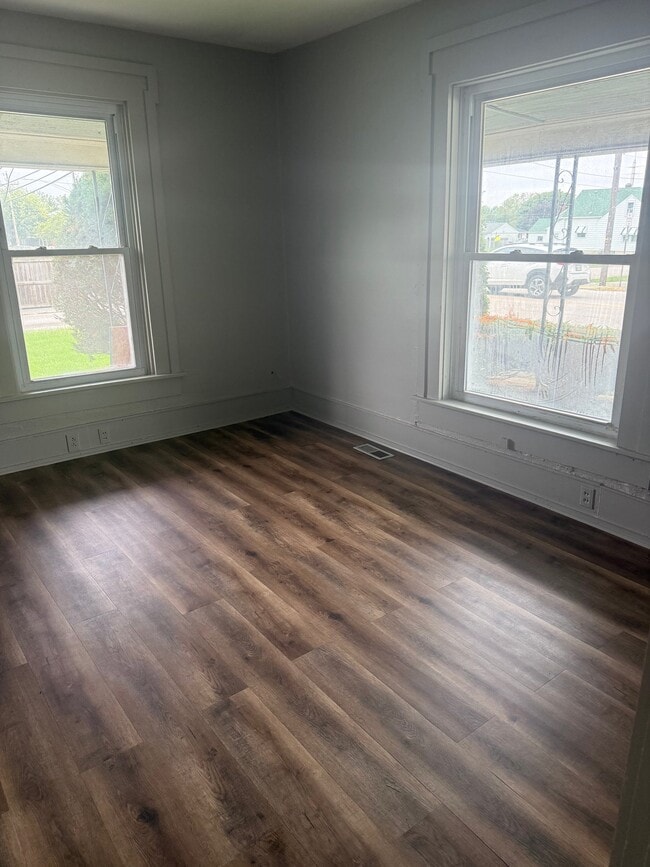 23 W Main St